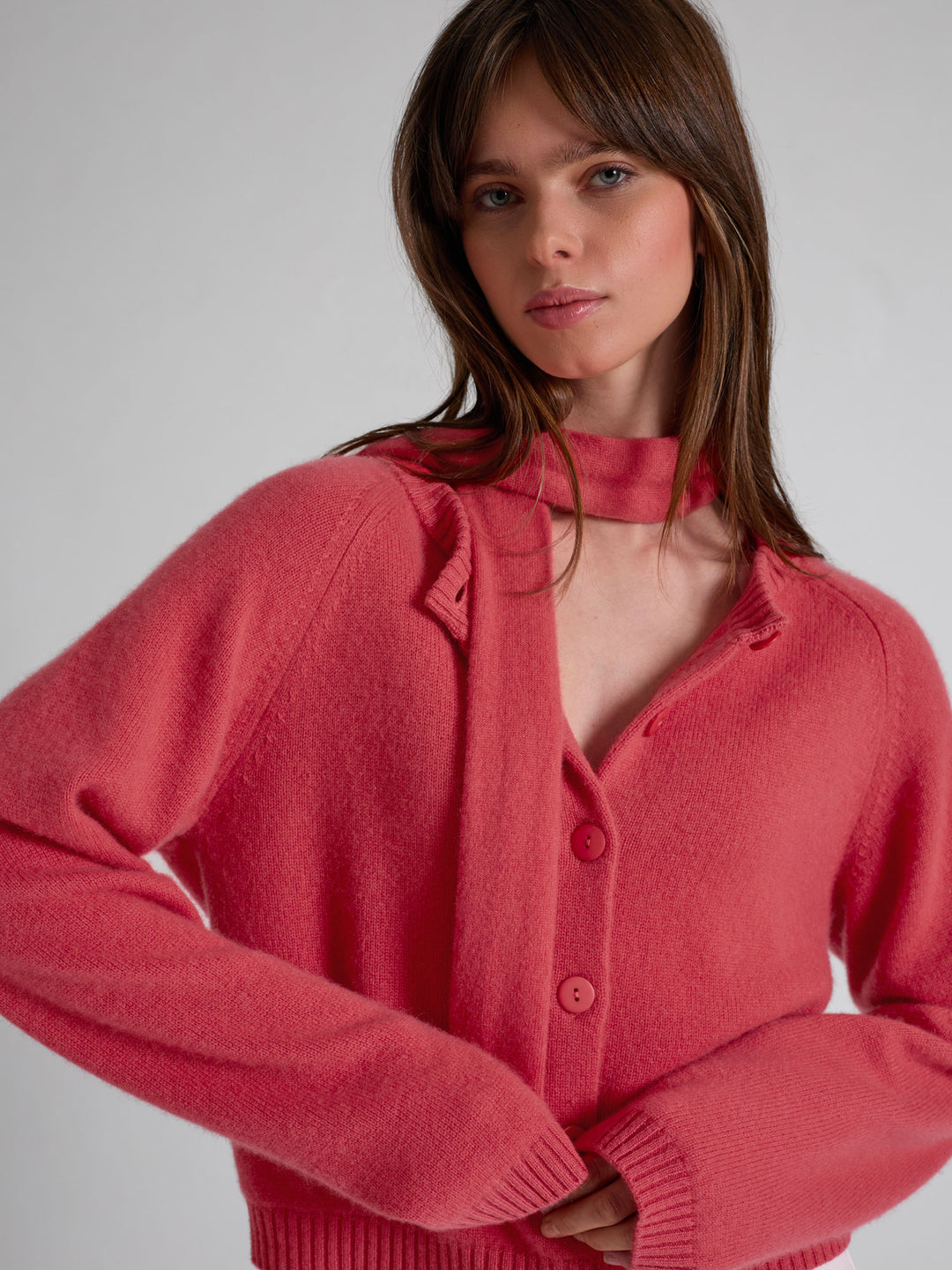 Cashmere cardigan "Randi" in 100% pure cashmere. Scandinavian design by Kashmina. Color: Coral.