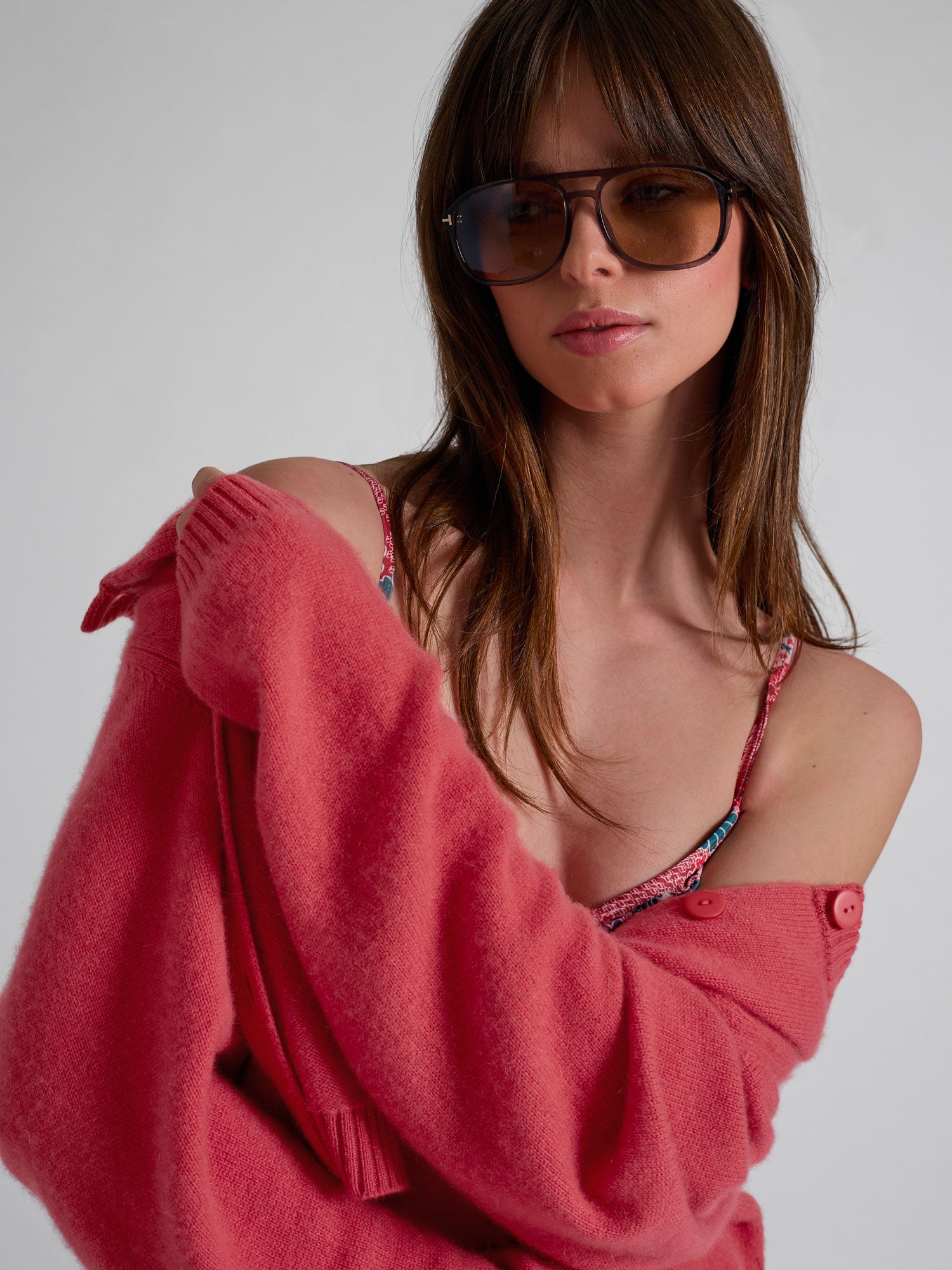 Cashmere cardigan "Randi" in 100% pure cashmere. Scandinavian design by Kashmina. Color: Coral.