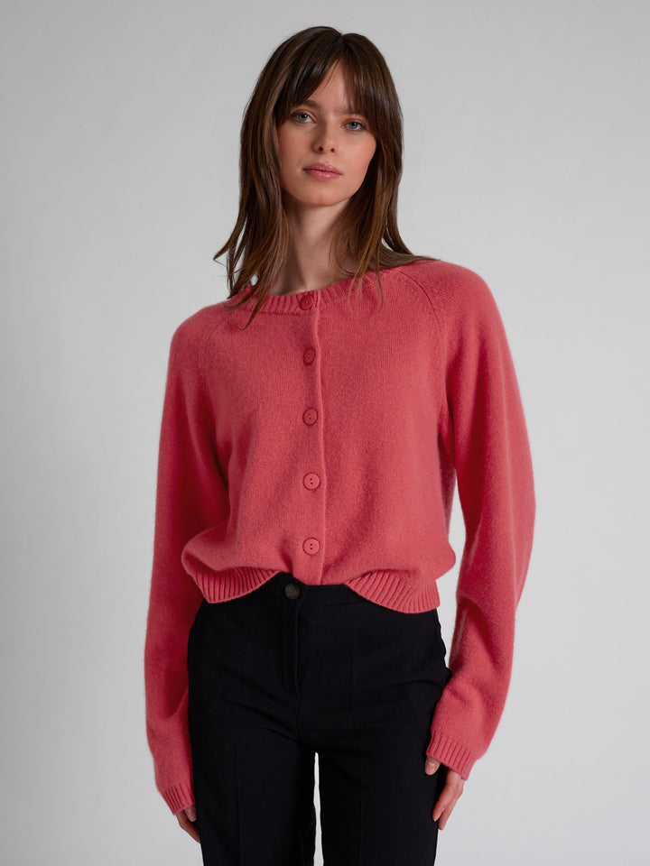 Cashmere cardigan "Randi" in 100% pure cashmere. Scandinavian design by Kashmina. Color: Coral.