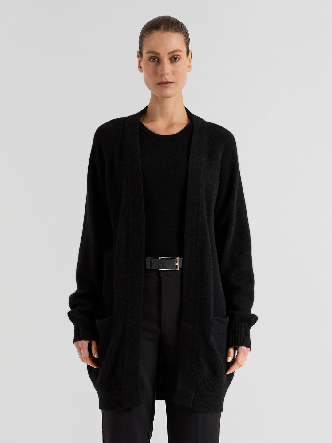 Cashmere cardigan "Solveig" in 100% pure cashmere. Scandinavian design by Kashmina. Color: Black.