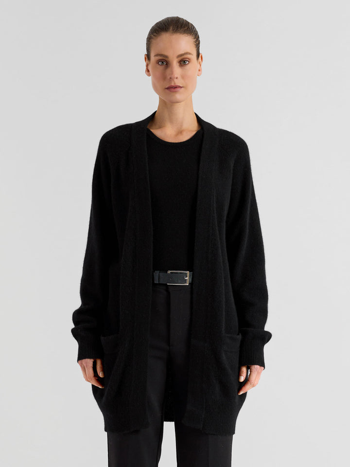 Cashmere cardigan "Solveig" in 100% pure cashmere. Scandinavian design by Kashmina. Color: Black.