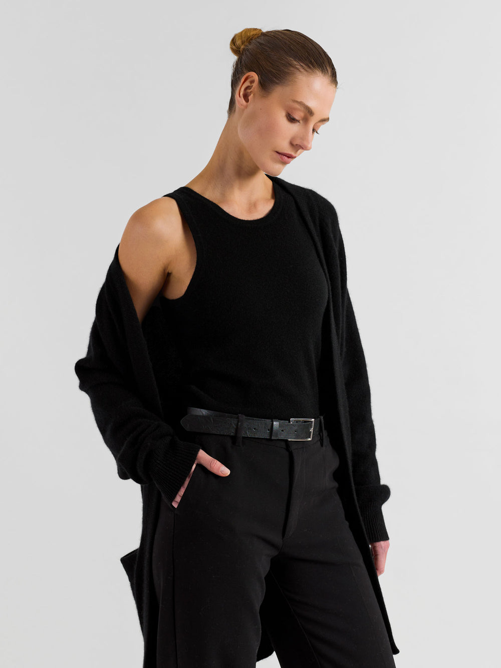Cashmere cardigan "Solveig" in 100% pure cashmere. Scandinavian design by Kashmina. Color: Black.
