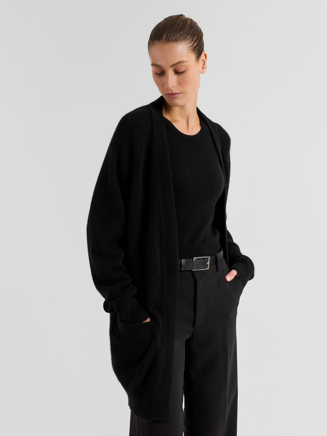 Cashmere cardigan "Solveig" in 100% pure cashmere. Scandinavian design by Kashmina. Color: Black.
