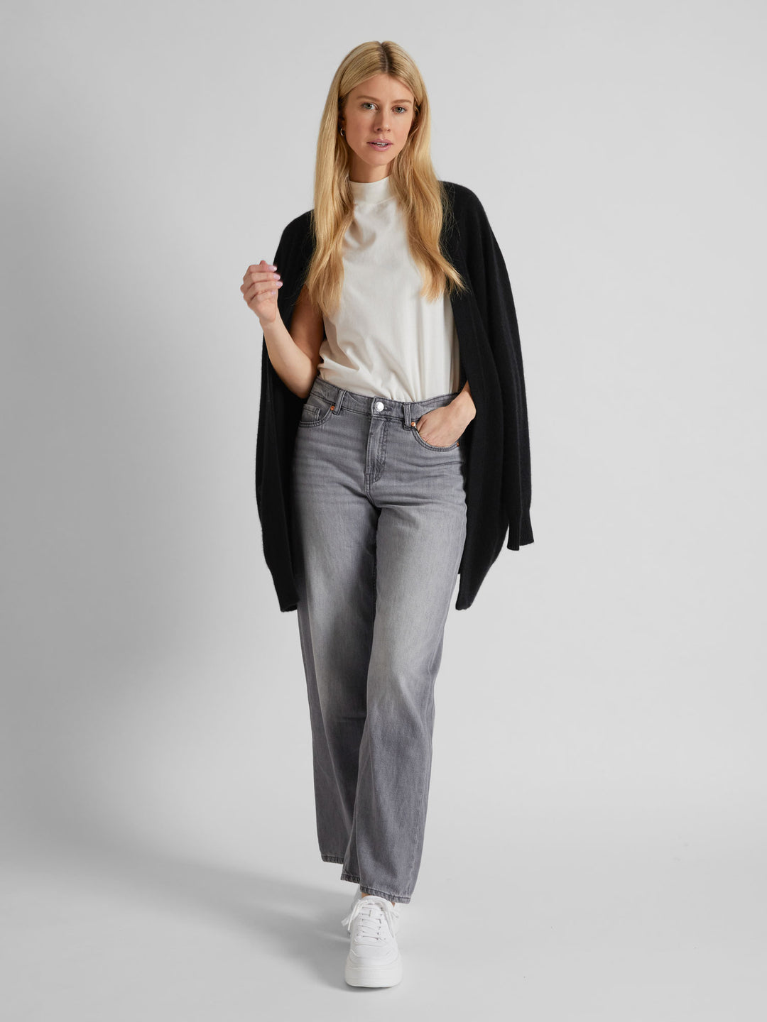 Cashmere cardigan "Solveig" in 100% pure cashmere. Scandinavian design by Kashmina. Color: Black.