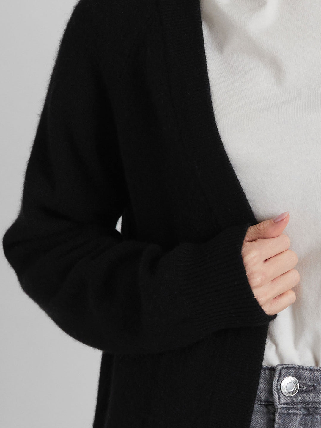 Cashmere cardigan "Solveig" in 100% pure cashmere. Scandinavian design by Kashmina. Color: Black.