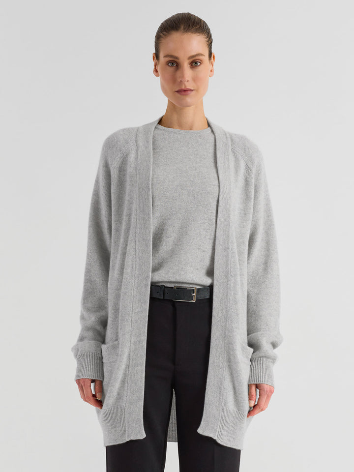 Cashmere cardigan "Solveig" in 100% pure cashmere. Scandinavian design by Kashmina. Color: Light grey.