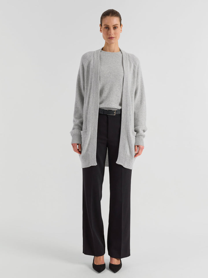 Cashmere cardigan "Solveig" in 100% pure cashmere. Scandinavian design by Kashmina. Color: Light grey.