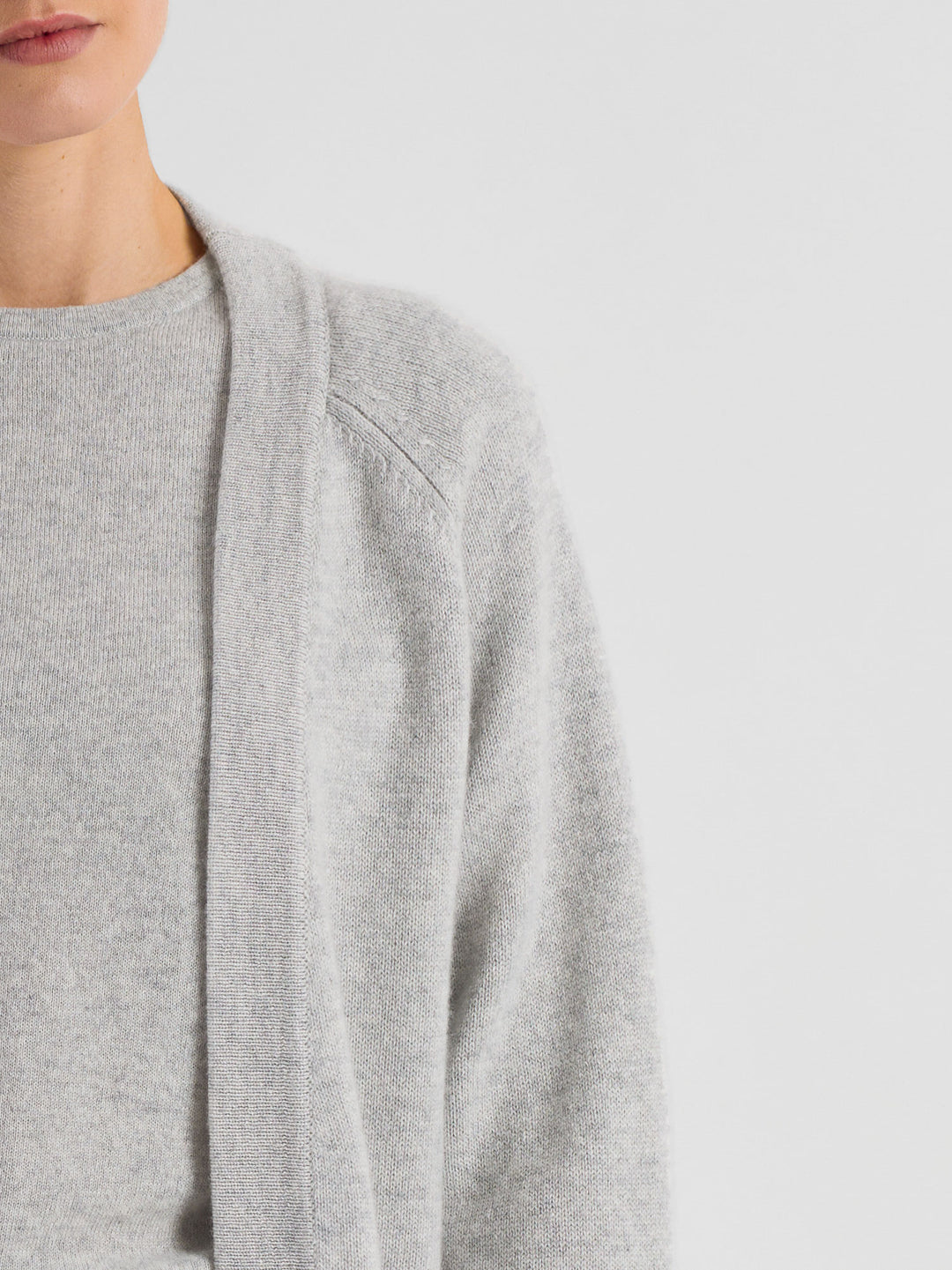 Cashmere cardigan "Solveig" in 100% pure cashmere. Scandinavian design by Kashmina. Color: Light grey.