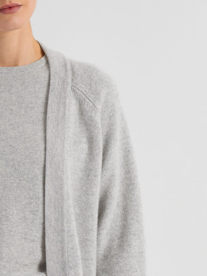 Cashmere cardigan "Solveig" in 100% pure cashmere. Scandinavian design by Kashmina. Color: Light grey.