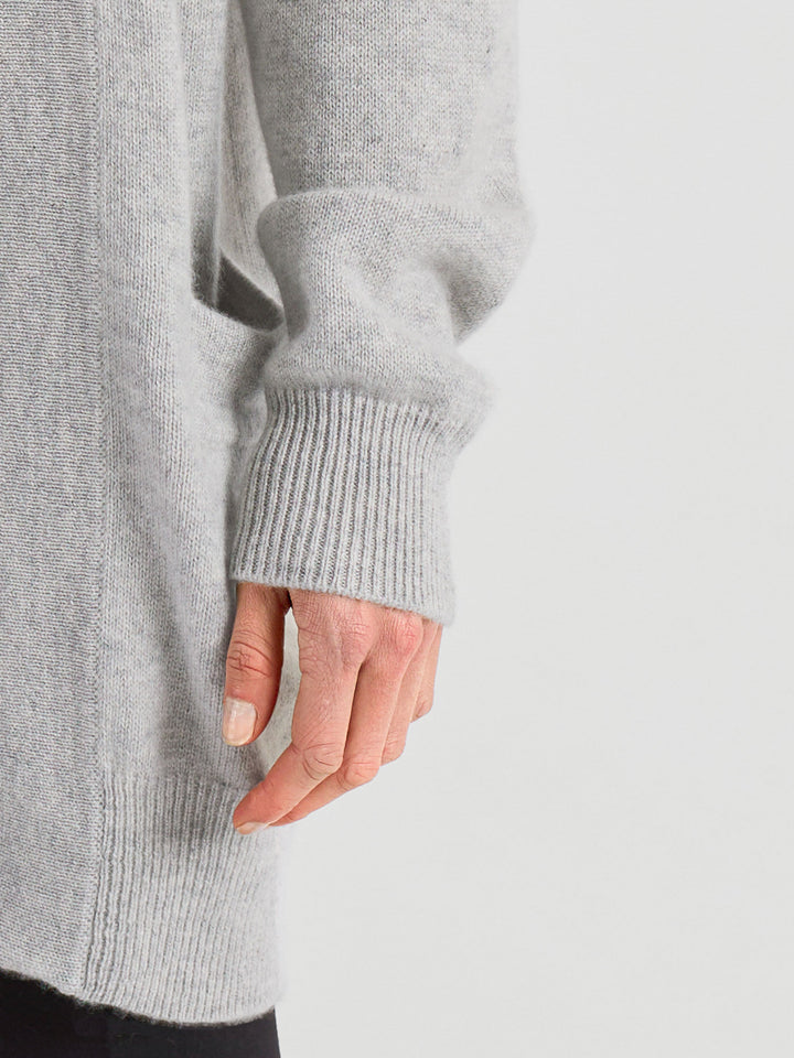 Cashmere cardigan "Solveig" in 100% pure cashmere. Scandinavian design by Kashmina. Color: Light grey.