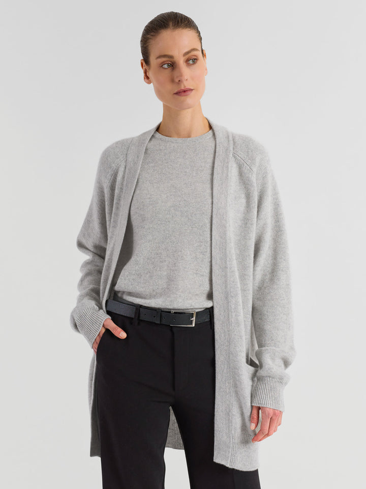 Cashmere cardigan "Solveig" in 100% pure cashmere. Scandinavian design by Kashmina. Color: Light grey.