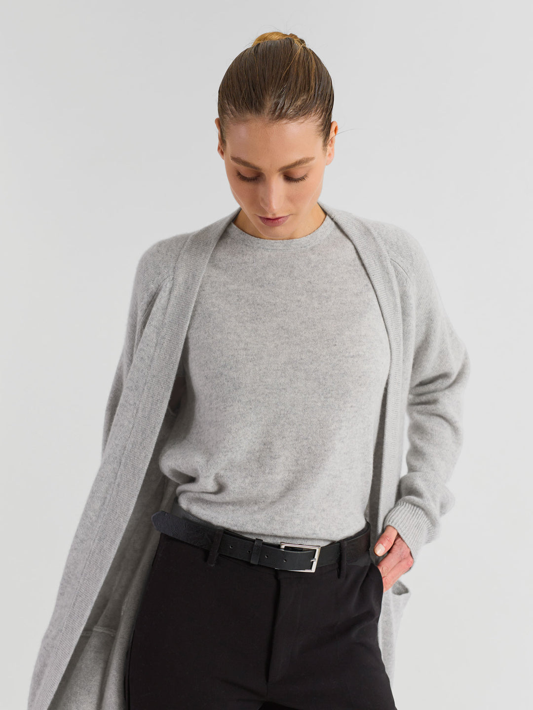Cashmere cardigan "Solveig" in 100% pure cashmere. Scandinavian design by Kashmina. Color: Light grey.