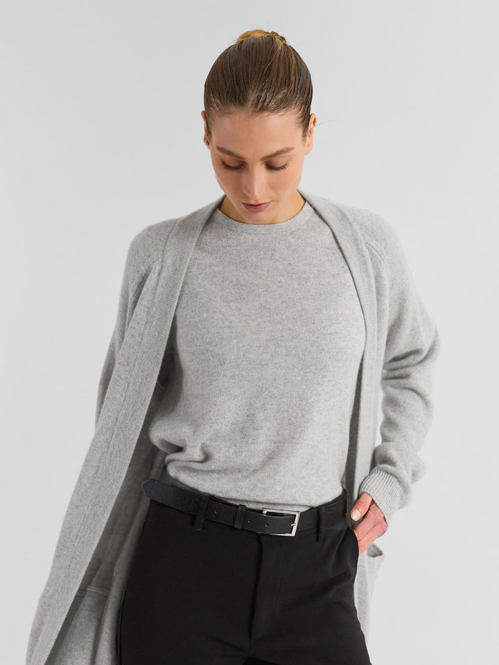 Cashmere cardigan "Solveig" in 100% pure cashmere. Scandinavian design by Kashmina. Color: Light grey.