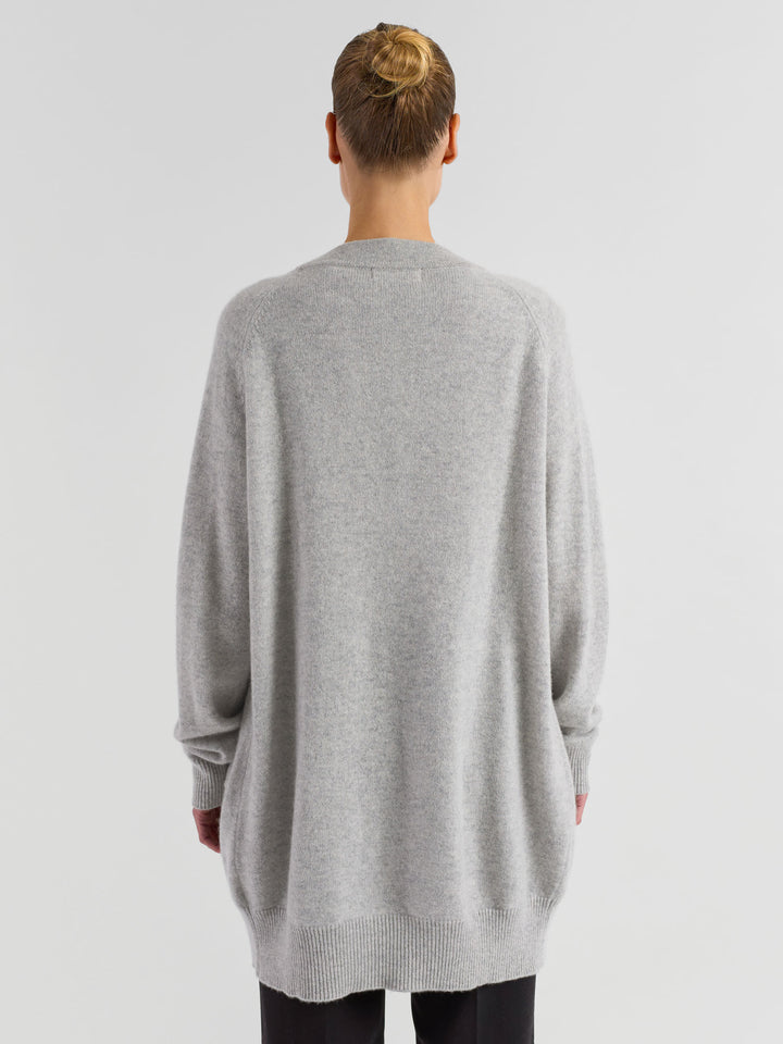 Cashmere cardigan "Solveig" in 100% pure cashmere. Scandinavian design by Kashmina. Color: Light grey.