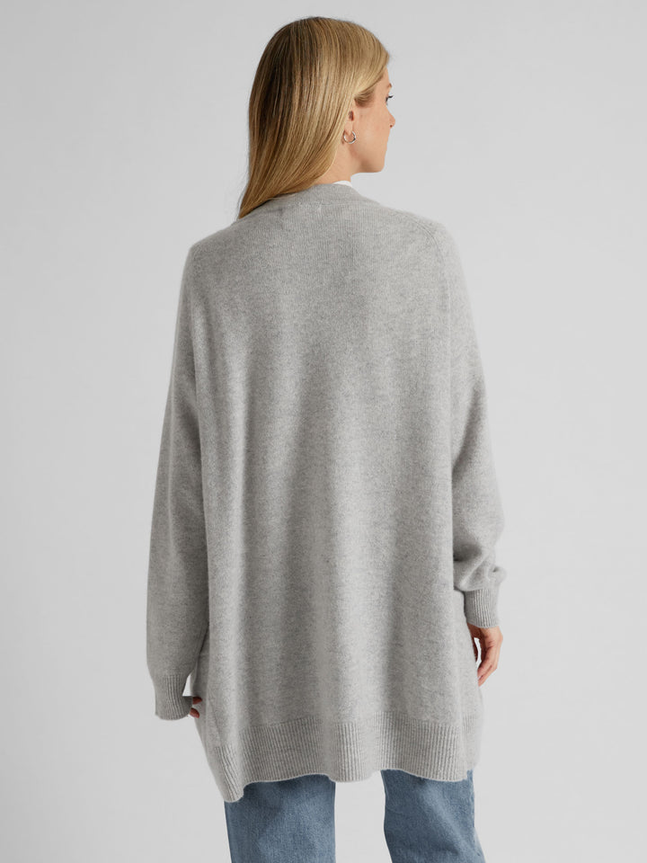 Cashmere cardigan "Solveig" in 100% pure cashmere. Scandinavian design by Kashmina. Color: Light grey.