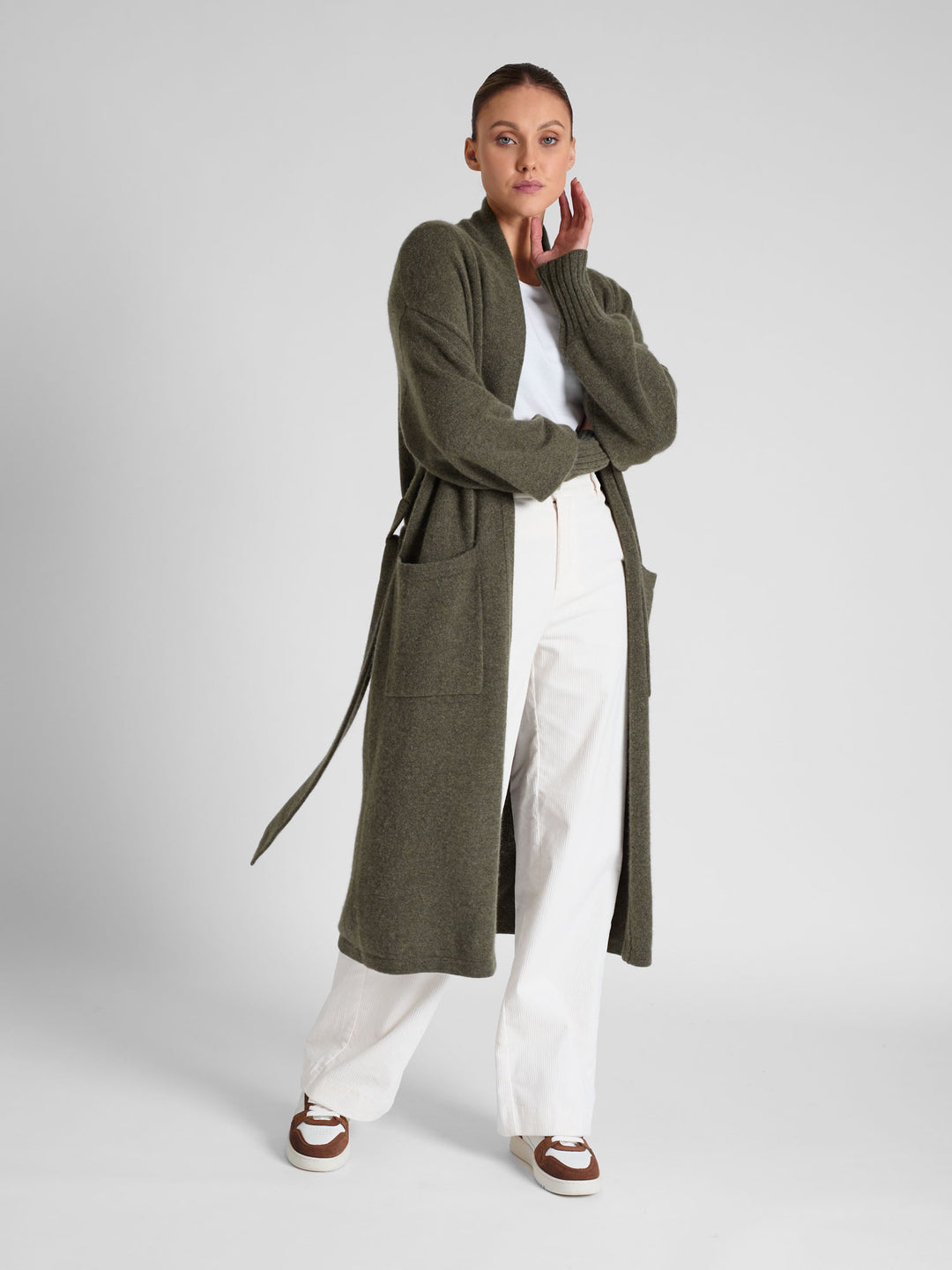 Cashmere coat "Trench" in 100% pure cashmere. Scandinavian design by Kashmina. Color: Army.