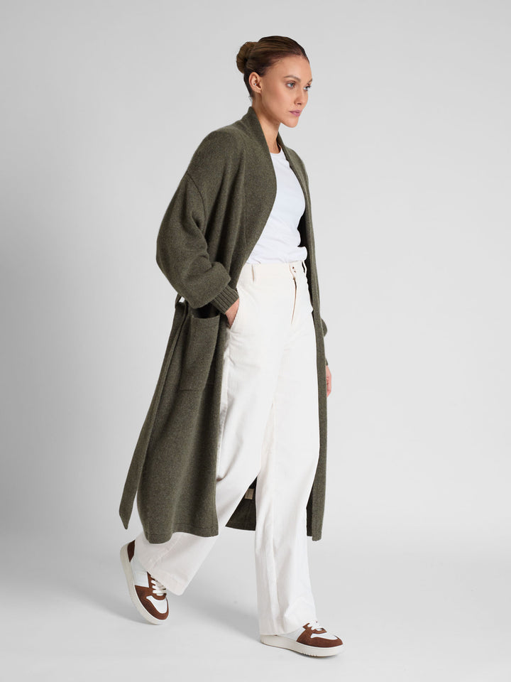 Cashmere coat "Trench" in 100% pure cashmere. Scandinavian design by Kashmina. Color: Army.