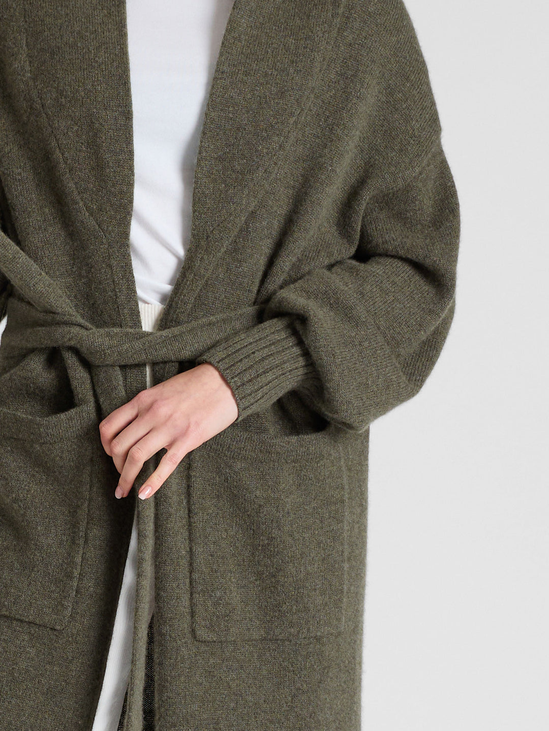 Cashmere coat "Trench" in 100% pure cashmere. Scandinavian design by Kashmina. Color: Army.