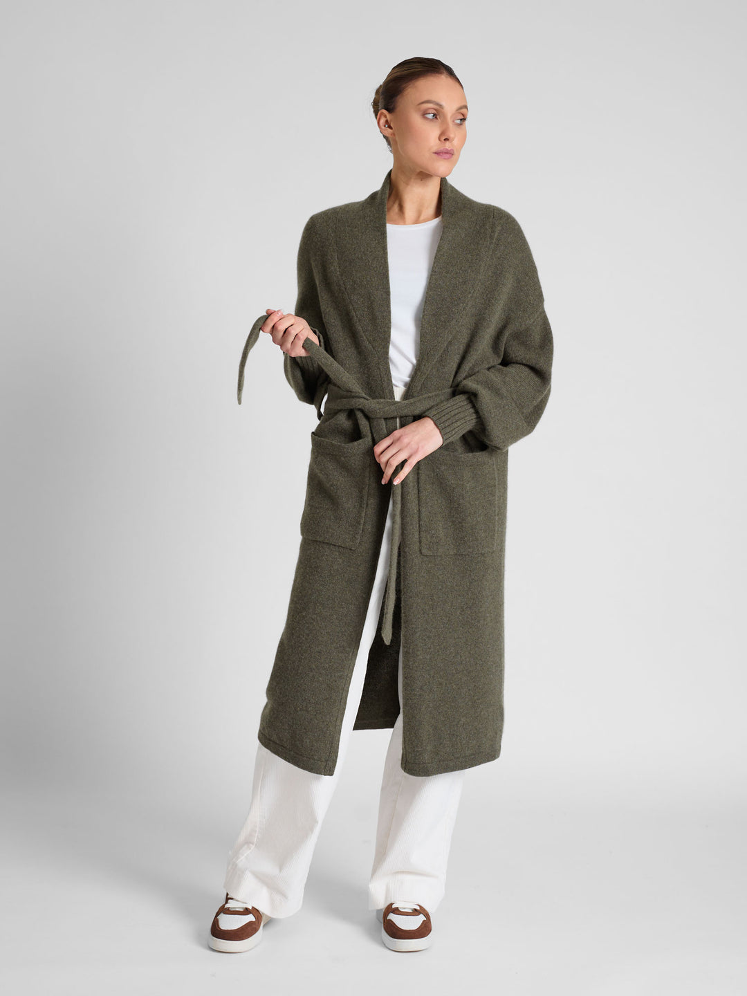 Cashmere coat "Trench" in 100% pure cashmere. Scandinavian design by Kashmina. Color: Army.