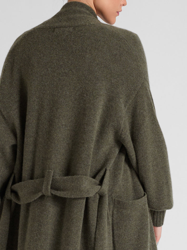 Cashmere coat "Trench" in 100% pure cashmere. Scandinavian design by Kashmina. Color: Army.