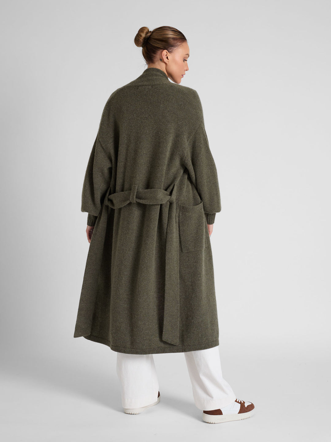 Cashmere coat "Trench" in 100% pure cashmere. Scandinavian design by Kashmina. Color: Army.