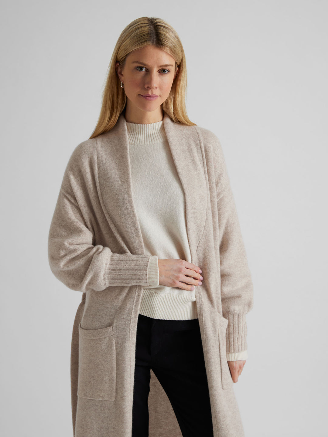 Cashmere coat "Trench" in 100% pure cashmere. Scandinavian dosing by Kashmina. Color: Beige.