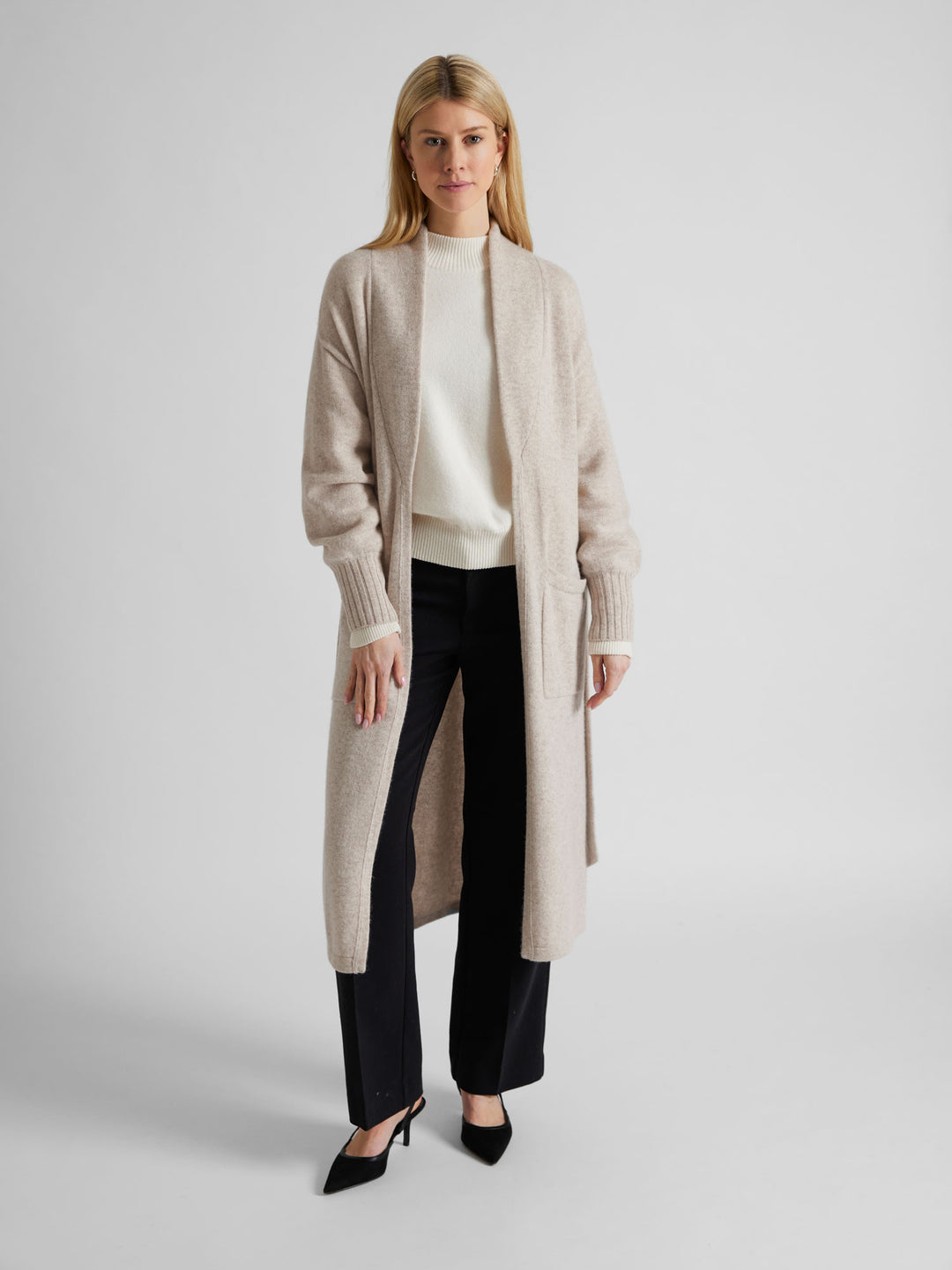 Cashmere coat "Trench" in 100% pure cashmere. Scandinavian dosing by Kashmina. Color: Beige.