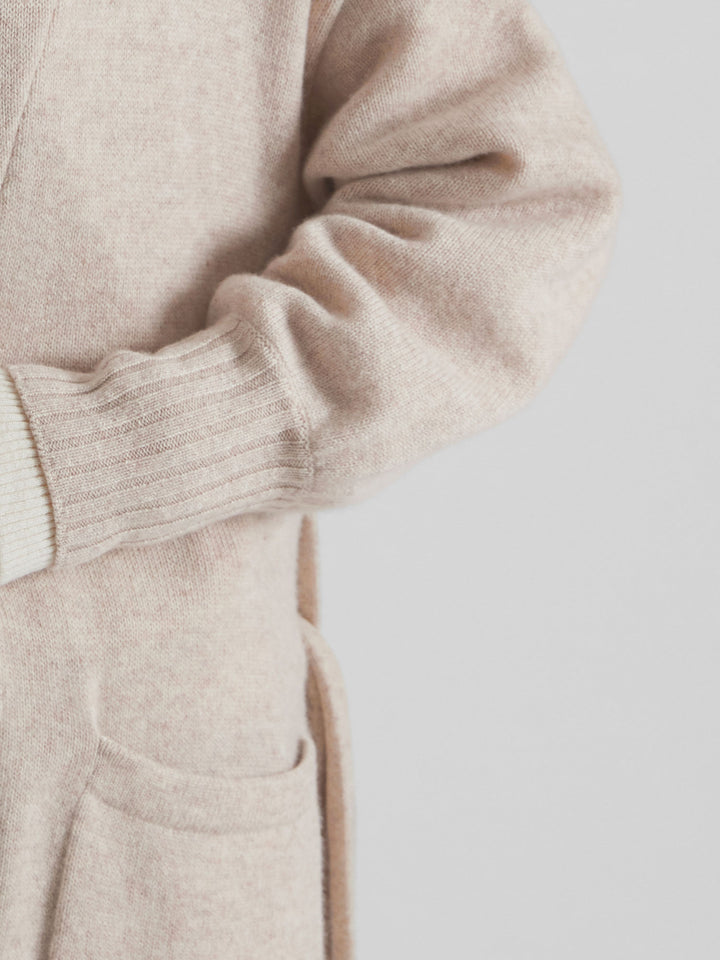 Cashmere coat "Trench" in 100% pure cashmere. Scandinavian dosing by Kashmina. Color: Beige.