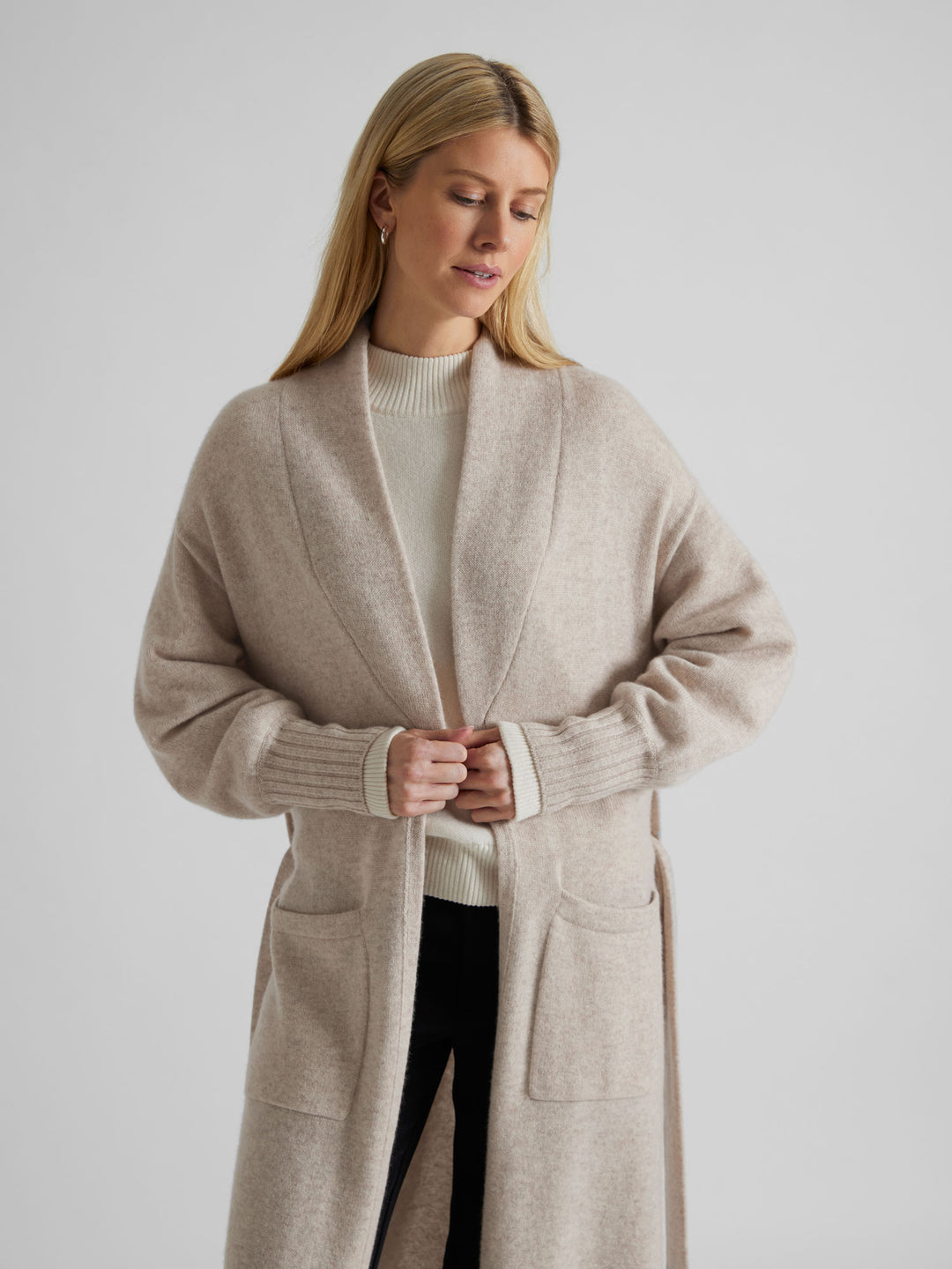 Cashmere coat "Trench" in 100% pure cashmere. Scandinavian dosing by Kashmina. Color: Beige.