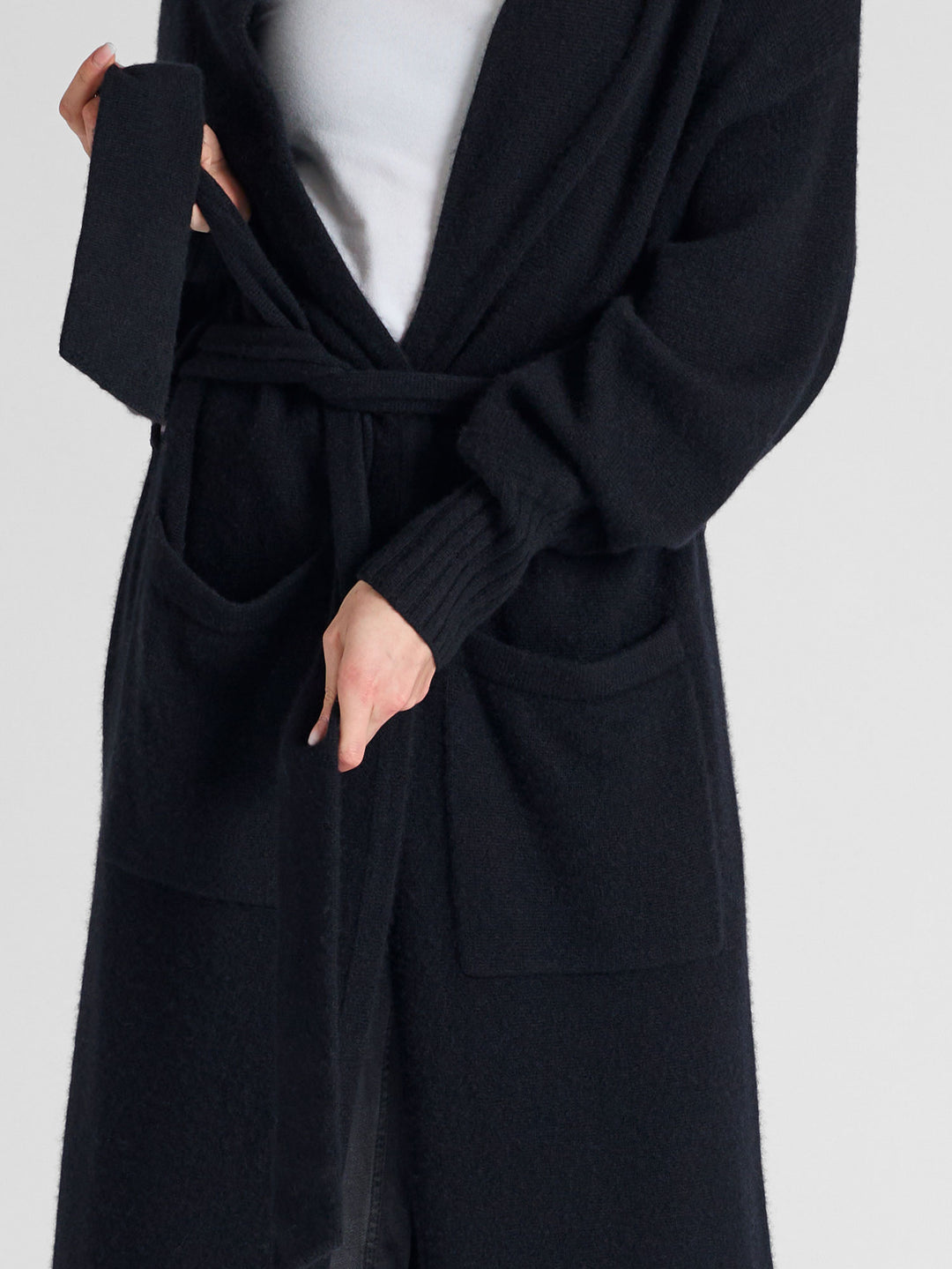 Cashmere coat "Trench" in 100% pure cashmere. Scandinavian design by Kashmina. Color: Black.