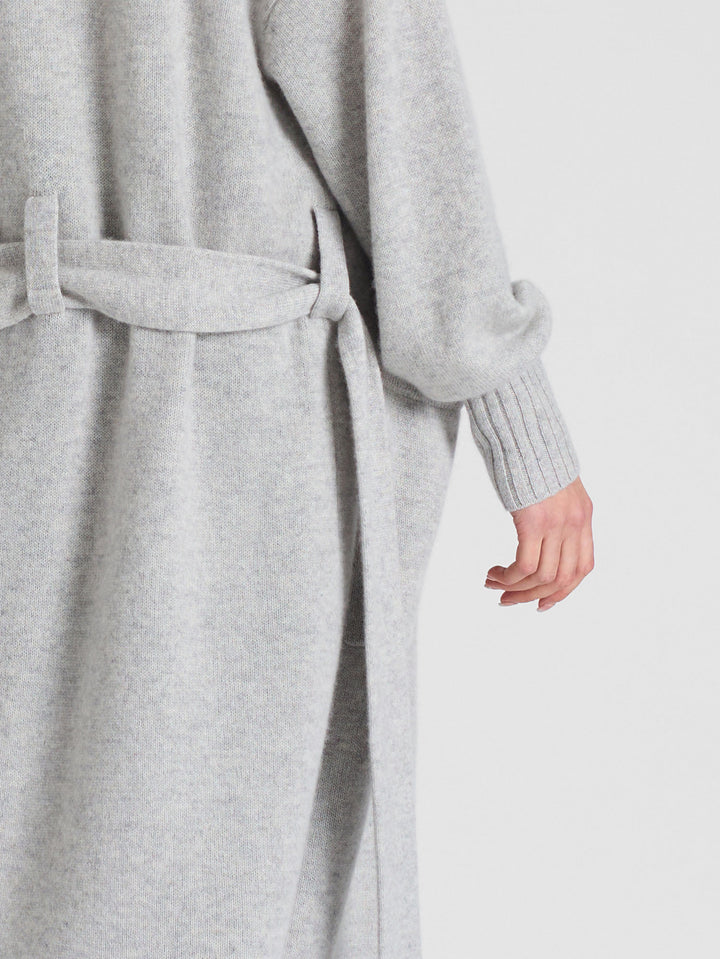 Cashmere coat "Trench" in 100% pure cashmere. Scandinavian design by Kashmina. Color:  Light Grey.