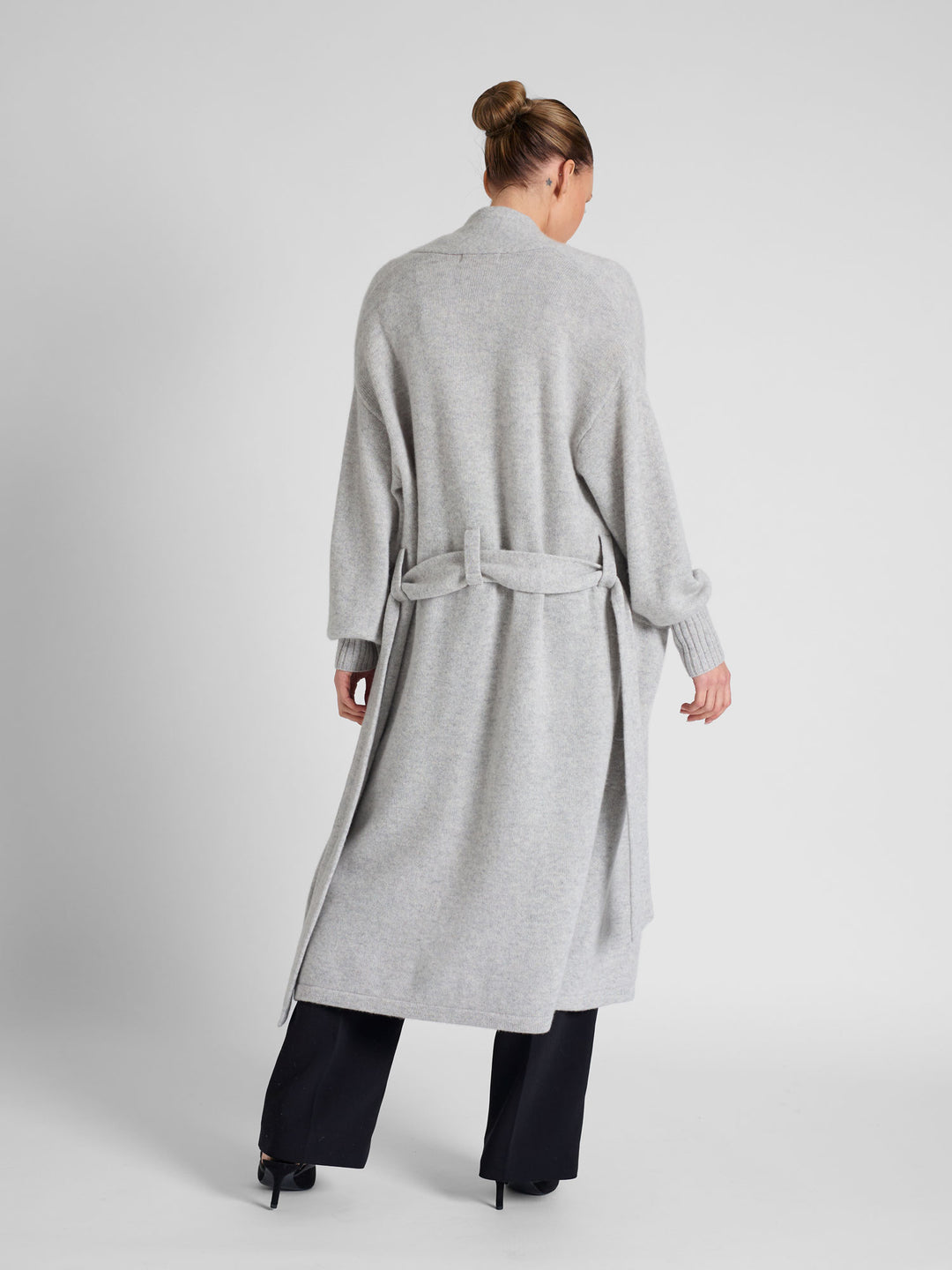 Cashmere coat "Trench" in 100% pure cashmere. Scandinavian design by Kashmina. Color:  Light Grey.