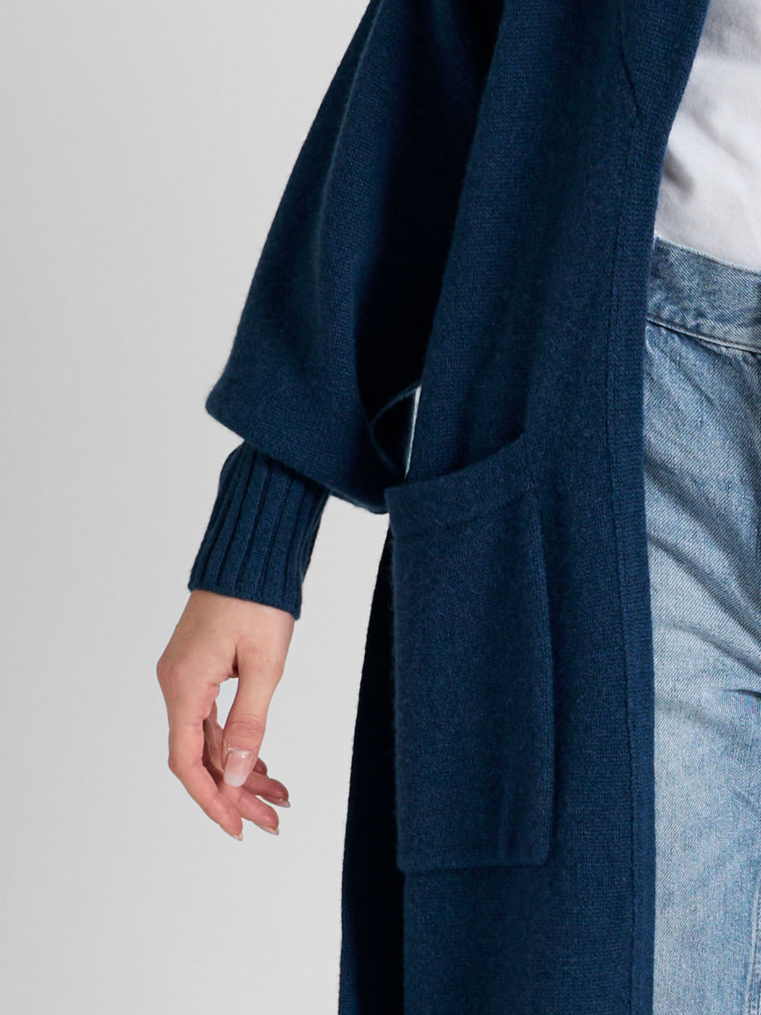 Cashmere coat "Trench" in 100% pure cashmere. Scandinavian design by Kashmina. Color: Mountain Blue.