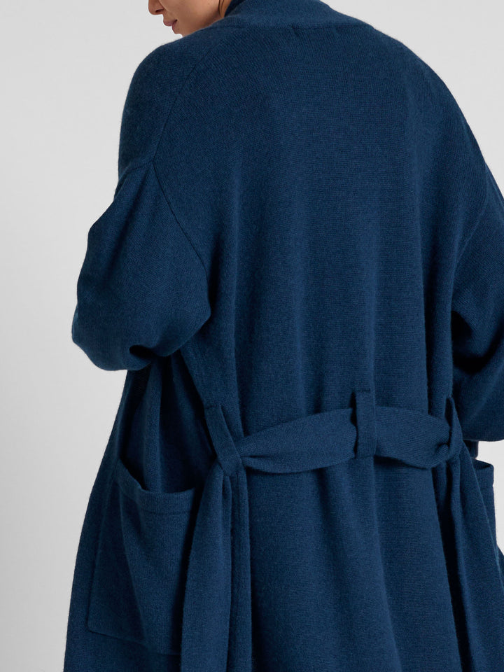 Cashmere coat "Trench" in 100% pure cashmere. Scandinavian design by Kashmina. Color: Mountain Blue.