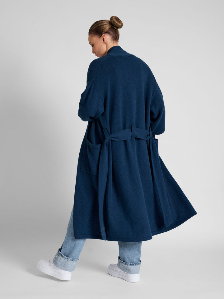 Cashmere coat "Trench" in 100% pure cashmere. Scandinavian design by Kashmina. Color: Mountain Blue.