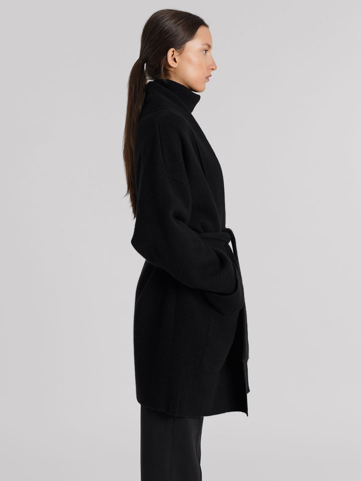 Cashmere coat "Liv" in 100% pure cashmere. Scandinavian design by Kashmina. Color: Black.