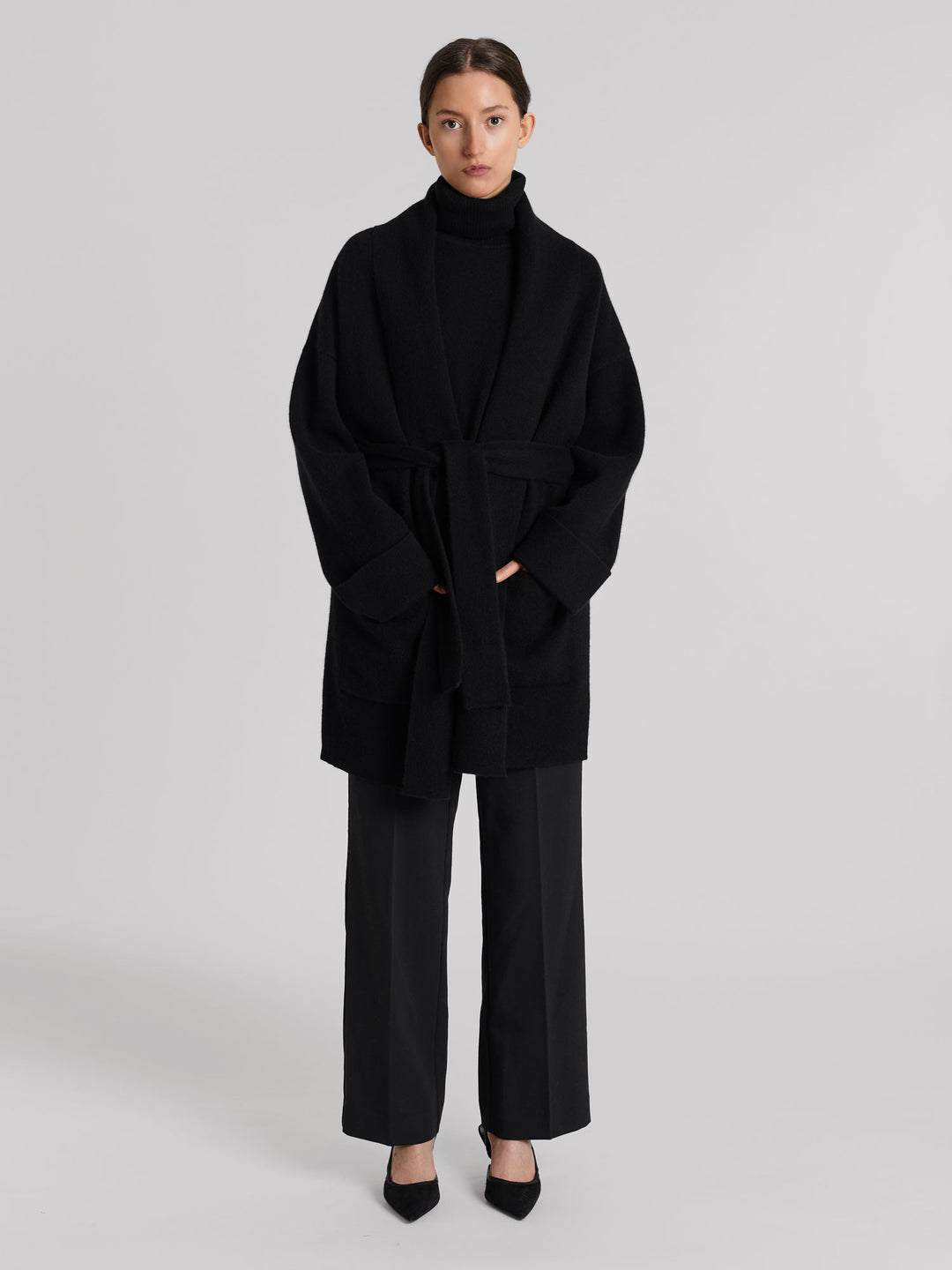 Cashmere coat "Liv" in 100% pure cashmere. Scandinavian design by Kashmina. Color: Black.