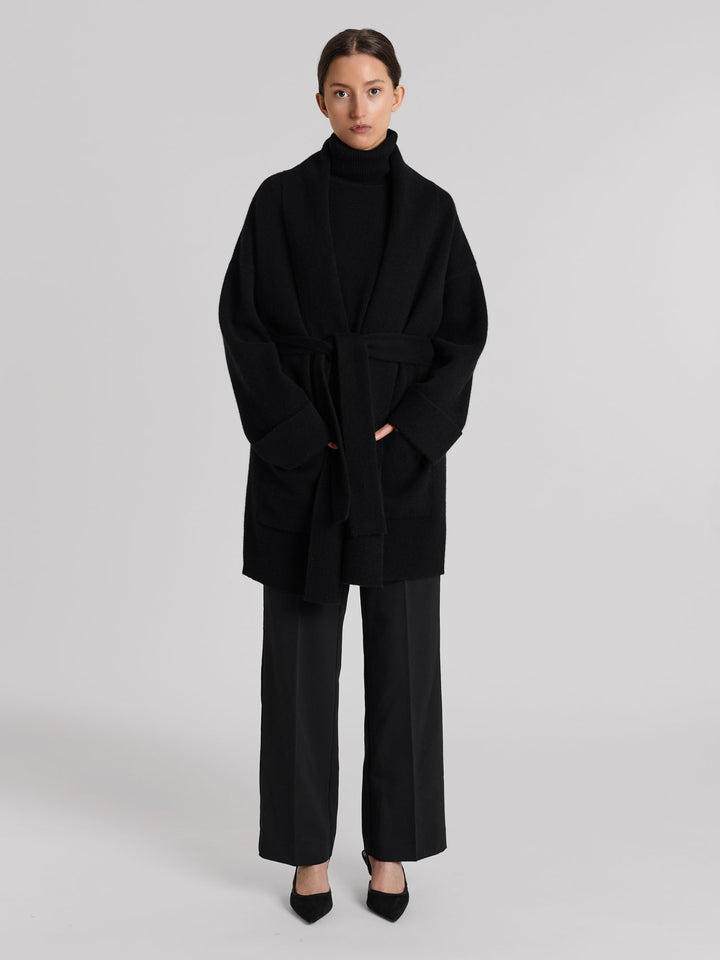 Cashmere coat "Liv" in 100% pure cashmere. Scandinavian design by Kashmina. Color: Black.