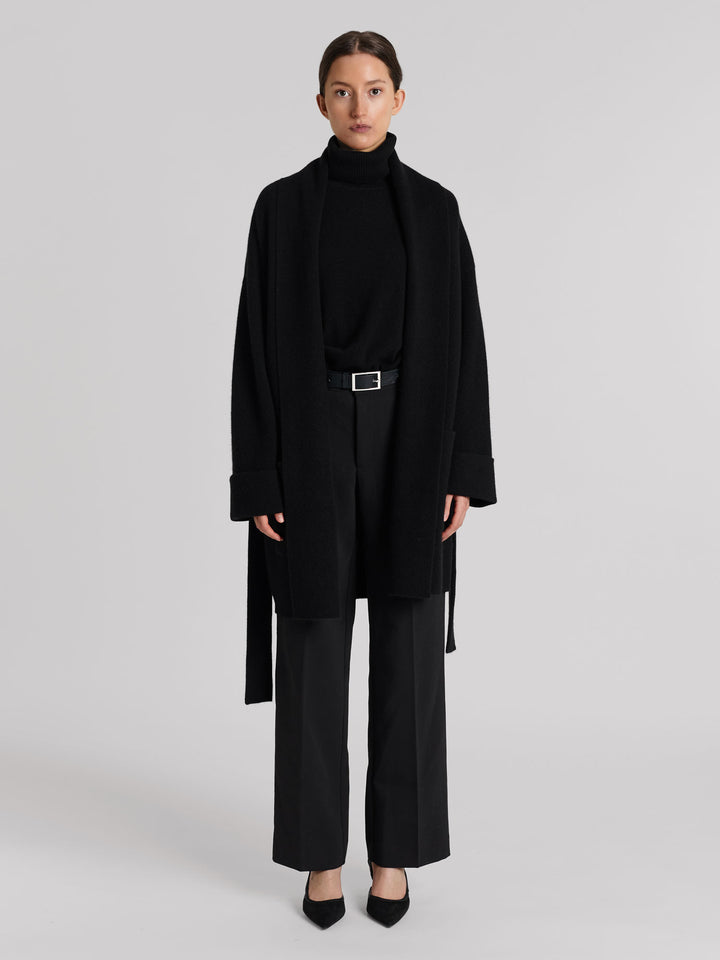 Cashmere coat "Liv" in 100% pure cashmere. Scandinavian design by Kashmina. Color: Black.