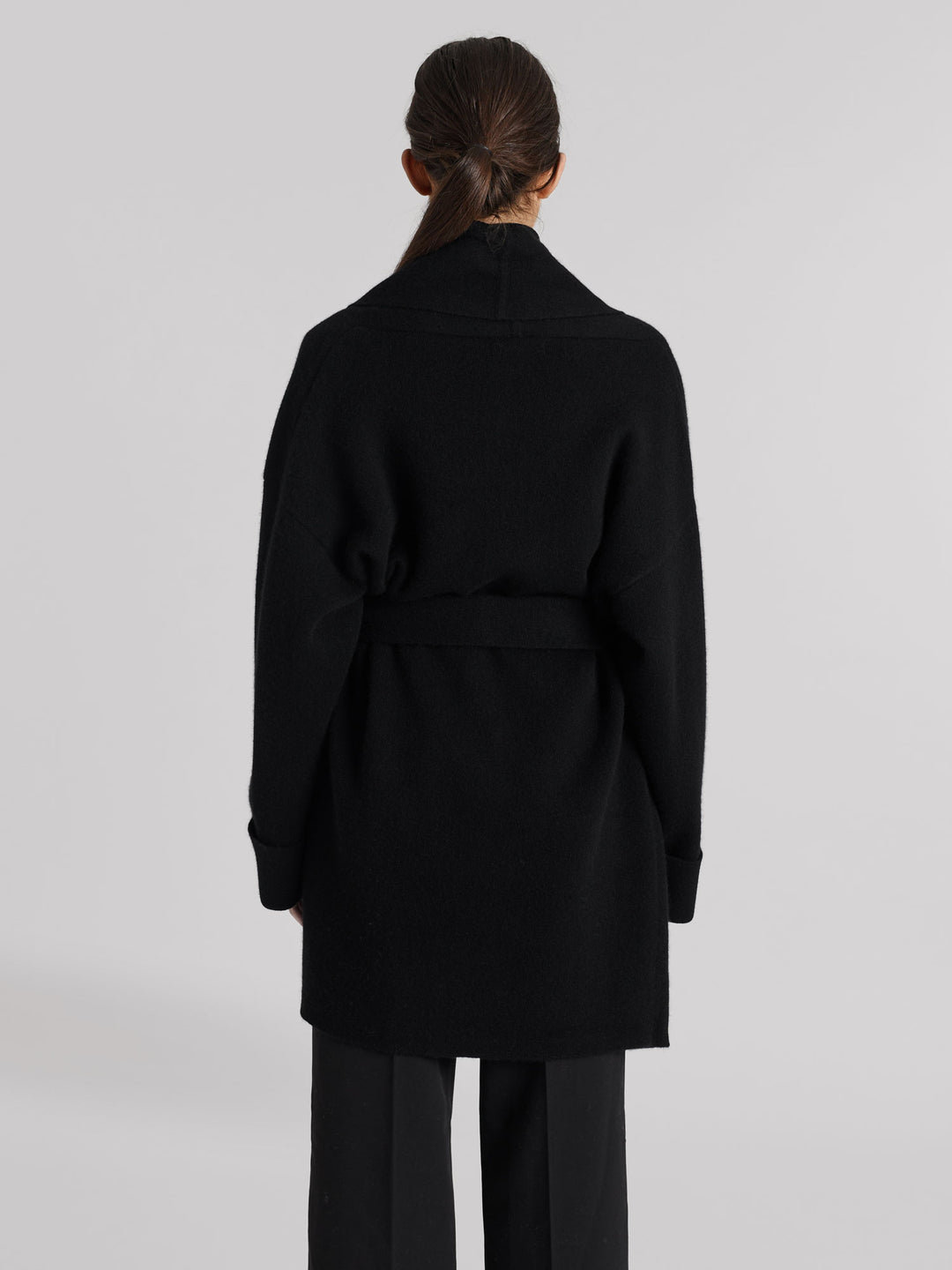 Cashmere coat "Liv" in 100% pure cashmere. Scandinavian design by Kashmina. Color: Black.