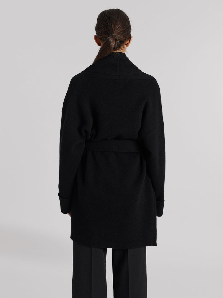 Cashmere coat "Liv" in 100% pure cashmere. Scandinavian design by Kashmina. Color: Black.