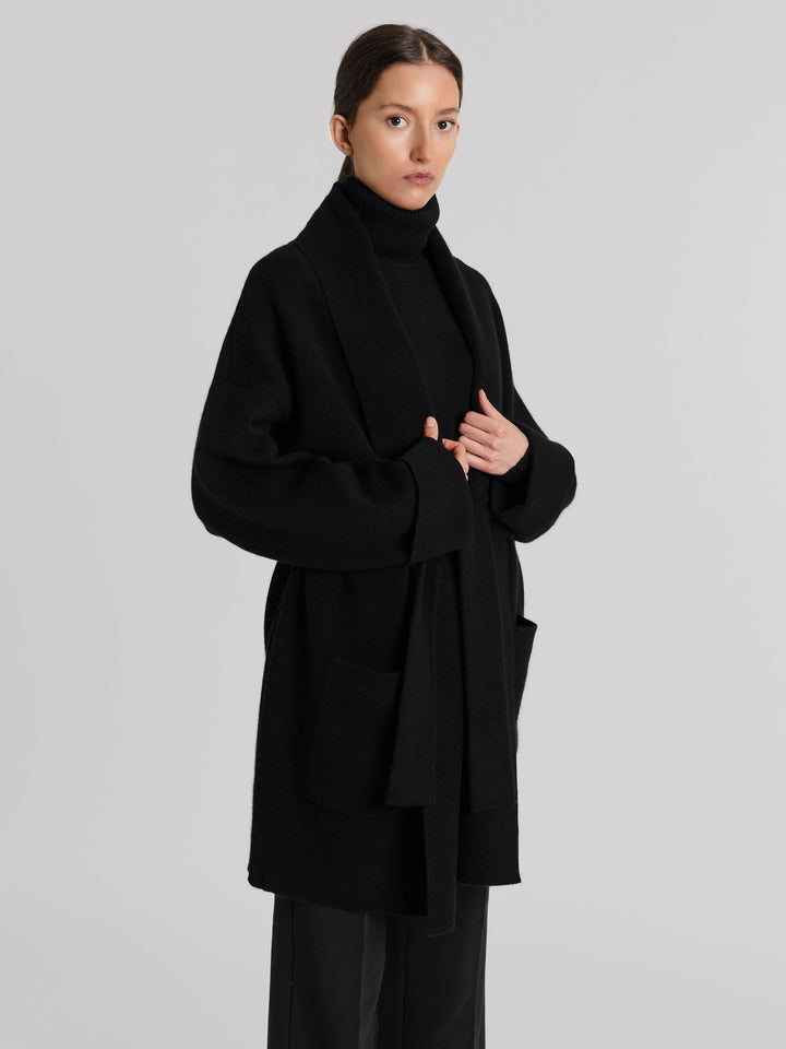 Cashmere coat "Liv" in 100% pure cashmere. Scandinavian design by Kashmina. Color: Black.