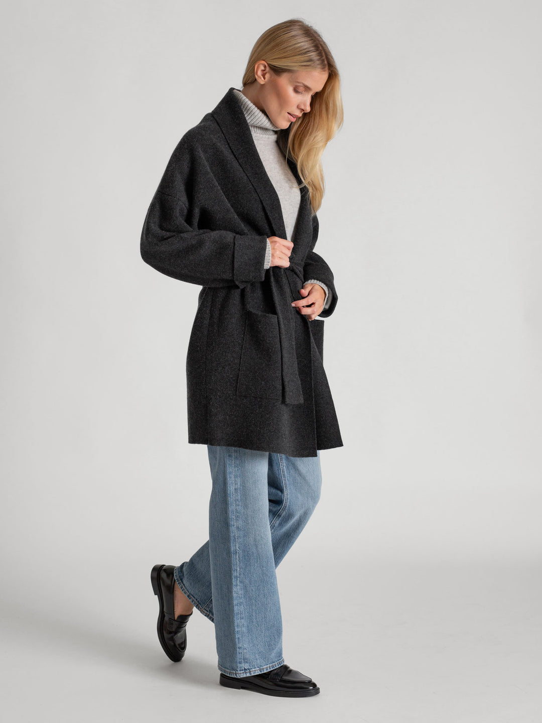 Cashmere coat "Liv" in 100% pure cashmere. Scandinavian design by Kashmina. Color: Charcoal.