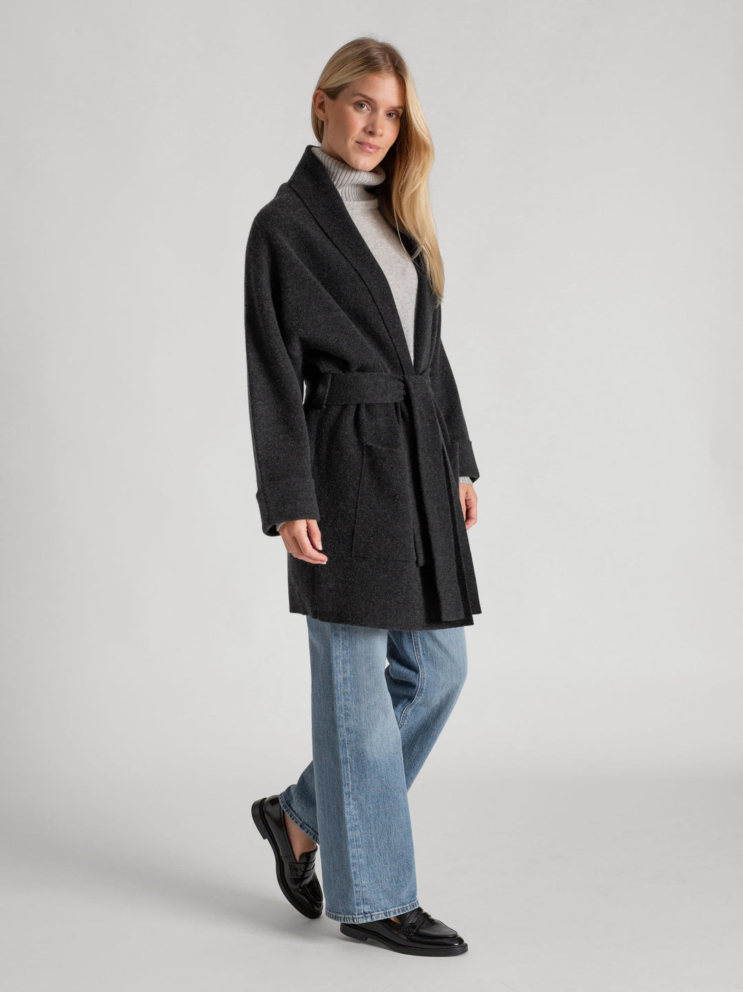 Cashmere coat "Liv" in 100% pure cashmere. Scandinavian design by Kashmina. Color: Charcoal.