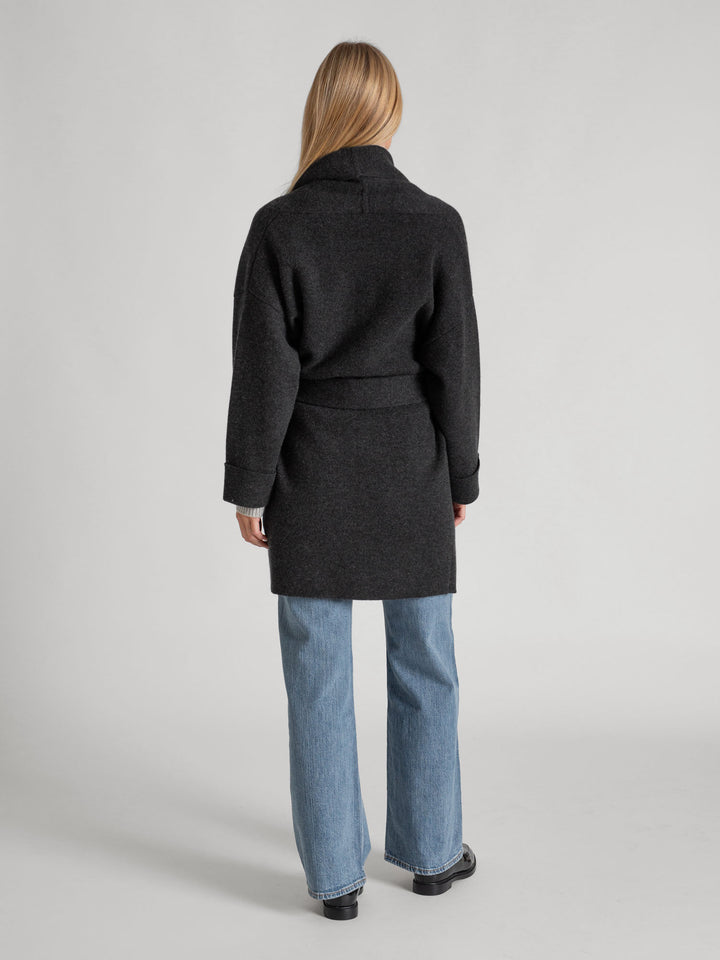 Cashmere coat "Liv" in 100% pure cashmere. Scandinavian design by Kashmina. Color: Charcoal.