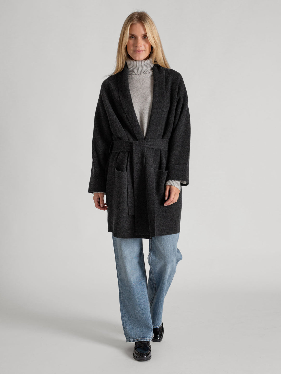 Cashmere coat "Liv" in 100% pure cashmere. Scandinavian design by Kashmina. Color: Charcoal.