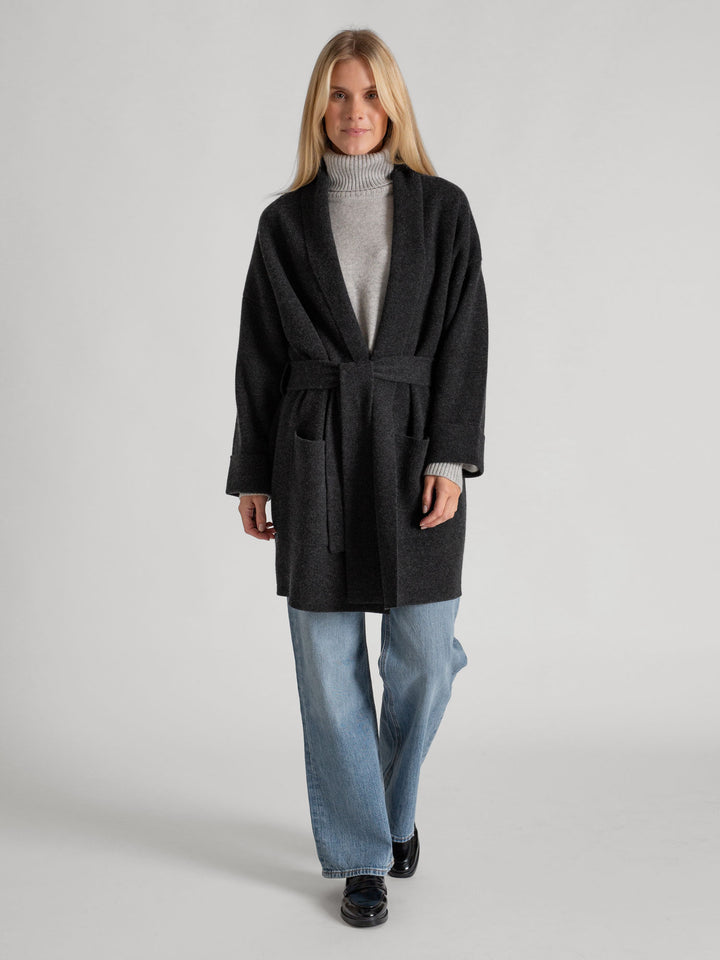 Cashmere coat "Liv" in 100% pure cashmere. Scandinavian design by Kashmina. Color: Charcoal.