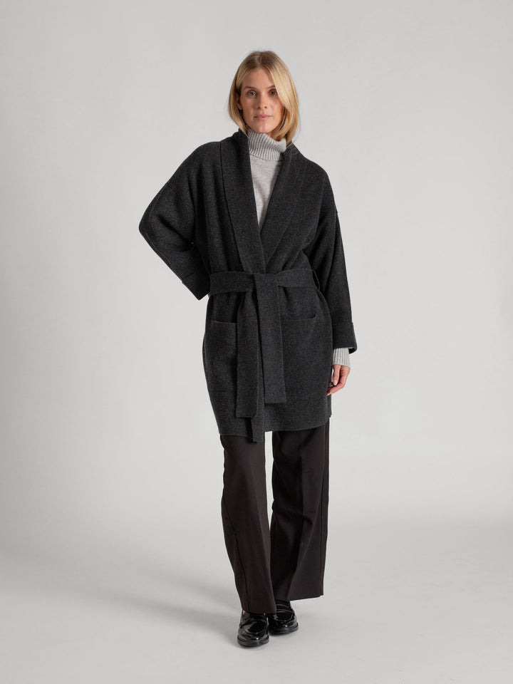 Cashmere coat "Liv" in 100% pure cashmere. Scandinavian design by Kashmina. Color: Charcoal.