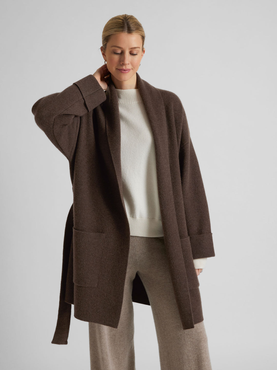 Cashmere coat "Liv" in 100% pure cashmere. Scandinavian design by Kashmina. Color: Dark Brown.