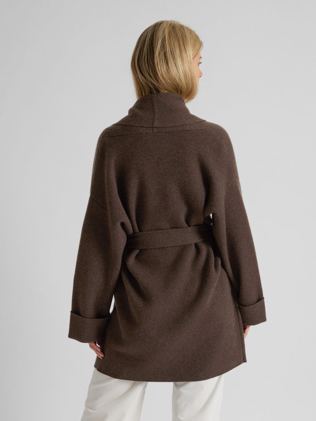 Cashmere coat "Liv" in 100% pure cashmere. Scandinavian design by Kashmina. Color: Dark Brown.